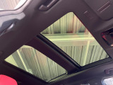 【大型サンルーフ】車内の解放感が一気に上がる大型のパノラマルーフ!季節を問わず開放的で快適なドライブをお楽しみいただけます。流通量も少なく希少価値の高い人気の装備です♪