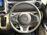インテリアに合わせたデザインのステアリングは、運転される方のことも考え、運転しやすい形状、大きさです。是非一度、実際に触ってお確かめください。
