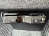 【ETC】有料道路を利用する際に料金所で停止することなく通過できる、ETC車載器(ノンストップ自動料金収受システム機器)が装備されています。セットアップを行うことで利用可能になります。