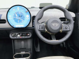 運転に必要な情報はヘッドアップディスプレイ、中央ディスプレイからタッチパネルで操作します。