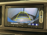 リバースギアに入れるだけで後方の表示へ切り替わります。夜間や雨の日の駐車も楽になりますよ。