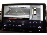 前後左右のカメラの映像を合成し、車を上から見たような視点のパノラミックビューモニター。後方の死角だけでなく左右や前方の障害物の発見もしやすくなります。