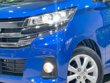 【LEDヘッドライト】悪天候や夜間走行時も良好な視界を確保し安心して運転できる高輝度LEDヘッドライトを装備!点灯速度が早く、消費電力も抑えられています。