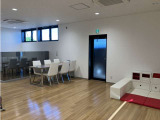 【快適な空間で、楽しむクルマ選び】シンプルで清潔な店内は、お一人でも安心して訪問できる環境が整っています。展示スペースでじっくりと車を選ぶことができます。