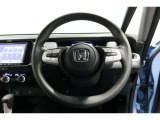 運転中もハンドルでの操作が可能です。特に高速道路等の目が離せない運転時には、便利さだけでなく、安全性も兼ね備えております。