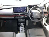 運転席周りのレイアウトをご覧ください。ナビゲーションが綺麗に装着されスッキリ収まってますね!操作スイッチも手が届きやすくわかりやすいです!