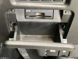 運転席からさっと取り出せる収納スペース