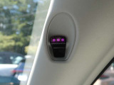 ドライバーモニターシステム:走行中に運転者が一定時間以上目を閉じたり、顔の向きを前方から大きく外したりするなどして居眠りやわき見などをしているとシステムが判断した場合音と表示で警告します。