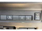 100V AC電源メインスイッチ。ハンズフリー両側オートスライドドアはインテリジェントキーを携帯したままでも足先を、すっと入れてさっと引くだけで自動開閉