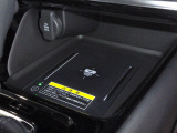 置くだけでワイヤレス充電可能です。12V電源ソケットも設置しております。周辺機器の充電にご利用頂けます。