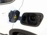 急速充電器は、商業施設など外出先の公共の充電ステーションでご利用いただけます。CHAdeMOに対応し、短時間で急速充電!150kWの急速充電器を使用した場合、充電率10%から80%まで、約32分で充電できます。