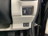 左側に電動スライドドアを装備。ワンタッチで開閉できるため、荷物の積み降ろしやお子さまの乗り降りがスムーズです。