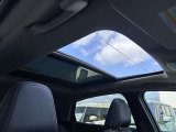 メーカーオプション「パノラミックガラスルーフ」(電動チルト&スライド・電動格納式シェード・リモート機能付)