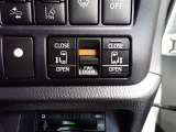 両側電動スライドドアのスイッチ付です。車内からもスイッチひとつで楽にドアの開閉が可能です。電動なので開閉時に力を使う必要がなく、半ドアになることもありません!