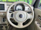 インテリアに合わせたデザインのステアリングは、運転される方のことも考え、運転しやすい形状、大きさです。是非一度、実際に触ってお確かめください。