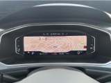 メーターパネルはステアリング右側のスイッチで切り替えられ、ナビ画面も全面表示することができます。