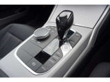 センターコンソールにはiDriveコントローラーやセレクターを配置。指先から伝わる上質な操作感が、所有する喜びを満たします。