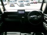 大きなフロントガラスで広々とした視界の運転席まわりです。