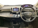 車内は光触媒抗菌消臭施工済です。インパネ周りはスタイリッシュなデザインです。グローブボックスやカップホルダーのほかにトレーなどたくさんの収納スペースが付いています。