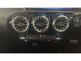 高級感漂う内装の仕様でございます。スイッチ類も使いやすいシンプルなデザインでございます。