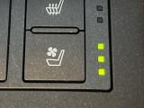 【シートヒーター&ベンチレーション】夏場は涼しい風でお尻や背中の熱やムレを防ぎ、冬はエアコンよりも早く温まってポカポカに!季節を問わず快適に過ごせます。