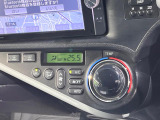【オートエアコン】一度お好みの温度に設定すれば、車内の温度を検知し風量や温度を自動で調整。暑い&hellip;寒い&hellip;と何度もスイッチ操作をする必要はありません。快適な車内空間には必須の機能ですね♪