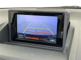 後方の見える安心をお届けするバックガイドモニター付:バックするときのアシストラインもあって楽々バック!車庫入れや縦列駐車をサポートし、苦手な駐車も安心です!今やもう手放せない装備ですネ♪