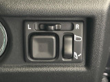 【電動格納ミラー】サイドミラーは電動格納式となっており、狭い駐車場でもキズがつくリスクを抑えられます。