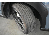 タイヤサイズは225/55R18です