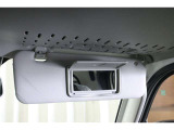 急いで外出!!そんな時でも降車前にササっと身だしなみをチェック!あると便利な装備品です。