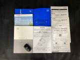 取扱説明書やメンテナンスノートもそろっています。スマートキーは荷物を持っている時でも、キーを取り出さずドアの施錠・開錠ができます。