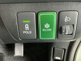 ECONスイッチ操作でエンジンやミッション、エアコンなどを総合的に制御、燃費をよくするようクルマが頑張ります。