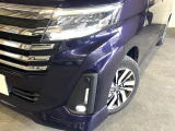 【LEDヘッドライト】悪天候や夜間走行時も良好な視界を確保し安心して運転できる高輝度LEDヘッドライトを装備!点灯速度が早く、消費電力も抑えられています。