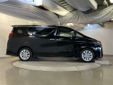 運転席側も電動スライドドアになってます。ショッピングなどでのお買い物時手がふさがっていてもドアに軽く触れるかリモコンで開閉できるので便利です!