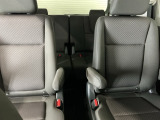 車外に出なくても運転席から3列目シートまで移動が可能です。子育てや荷物が多いときなど利便性が高いです