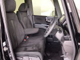 フロントシートはベンチシートです。ベンチシ―トは運転席と助手席の移動もスムーズ!狭い駐車場での乗り降りに便利です。シートの間にコンソールボックスやドリンクホルダーがないため、車内空間も広く感じます