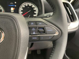 前方の車との車間を設定し、スピードを上げたり緩めたりを自動で行ってくれる追尾式の「レーダークルーズ」。上級装備の一つです!高級車にしかつかない嬉しい機能です。