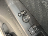 狭い駐車場で便利な電動格納ドアミラーが付いています。