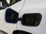 コンセントタイプ3kWやウォールボックスタイプ6kWの充電器を用いてご自宅で簡単充電。一般的な家庭用200V交流充電ケーブルでは約8時間で80%まで充電!1時間あたり7~14kmを走行できる電力を充電