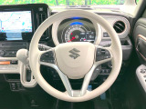 インテリアに合わせたデザインのステアリングは、運転される方のことも考え、運転しやすい形状、大きさです。是非一度、実際に触ってお確かめください。