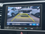 バック駐車が苦手な方や、初めてのお車で不安な方も安心。後方の映像をナビ画面に表示するため、周囲を確認しながらスムーズに駐車できます。
