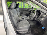 運転席まわりには十分なスペースがあり、大柄な方でもゆったり運転していただける環境です。