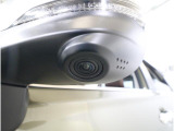 助手席側で見えにくい左前方の映像を、車内のマルチファンクションディスプレイに映し出します。前方への駐車や左寄せ、狭い道でのすれ違いなど、さまざまなシーンで安心して運転できる便利な機能です。