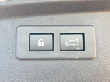 【パワーバックドア】スマートキーや運転席のボタンを押すだけでリアゲートが自動で開閉します!荷物を持っている時や、高い位置にあるバックドアを閉める際に便利な機能です♪