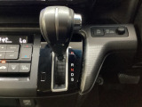 CVT車のセレクトレバーです。低速から高速まで、変速ショックのないスムーズな走りを実現するとともに、エンジン効率のよい領域を維持することで燃費にも貢献します。