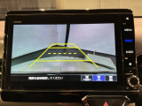 リバースギアに入れるだけで後方の表示へ切り替わります。夜間や雨の日の駐車も楽になりますよ。