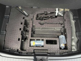 トランクルームのフタを開けると付属の車載工具がございます(^^) 必要に応じて買い足していただくことも可能です!
