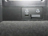 アームレストを開けば、中は収納スペースになっています。USBに対応しています。