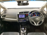 車内は光触媒抗菌消臭施工済です。インパネ周りはスタイリッシュなデザインです。グローブボックスやカップホルダーのほかにトレーなどたくさんの収納スペースが付いています。