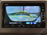 リバースギアに入れるだけで後方の表示へ切り替わります。夜間や雨の日の駐車も楽になりますよ。